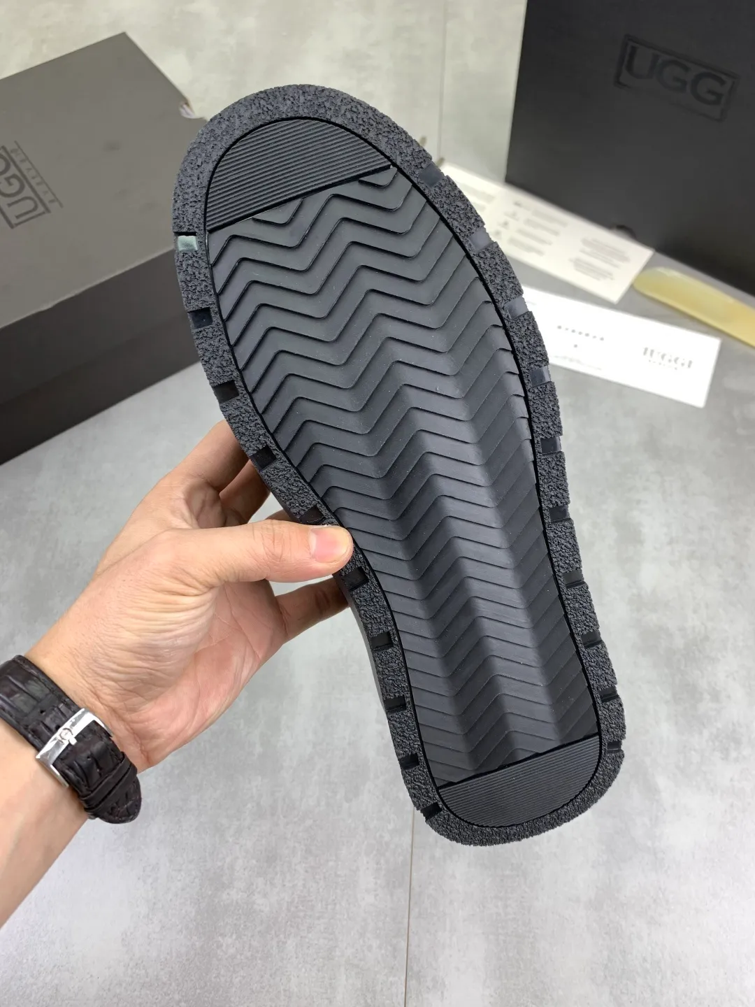 Men's shoes 💰P580 New arrival 🆕🆕🆕 26 New IUGGI Velcro men's shoes Fashionable and casual Velcro men's shoes. First layer suede cowhide + lining wool Rubber outsole Lightweight and non-slip Size: 39-44 Color: three colors